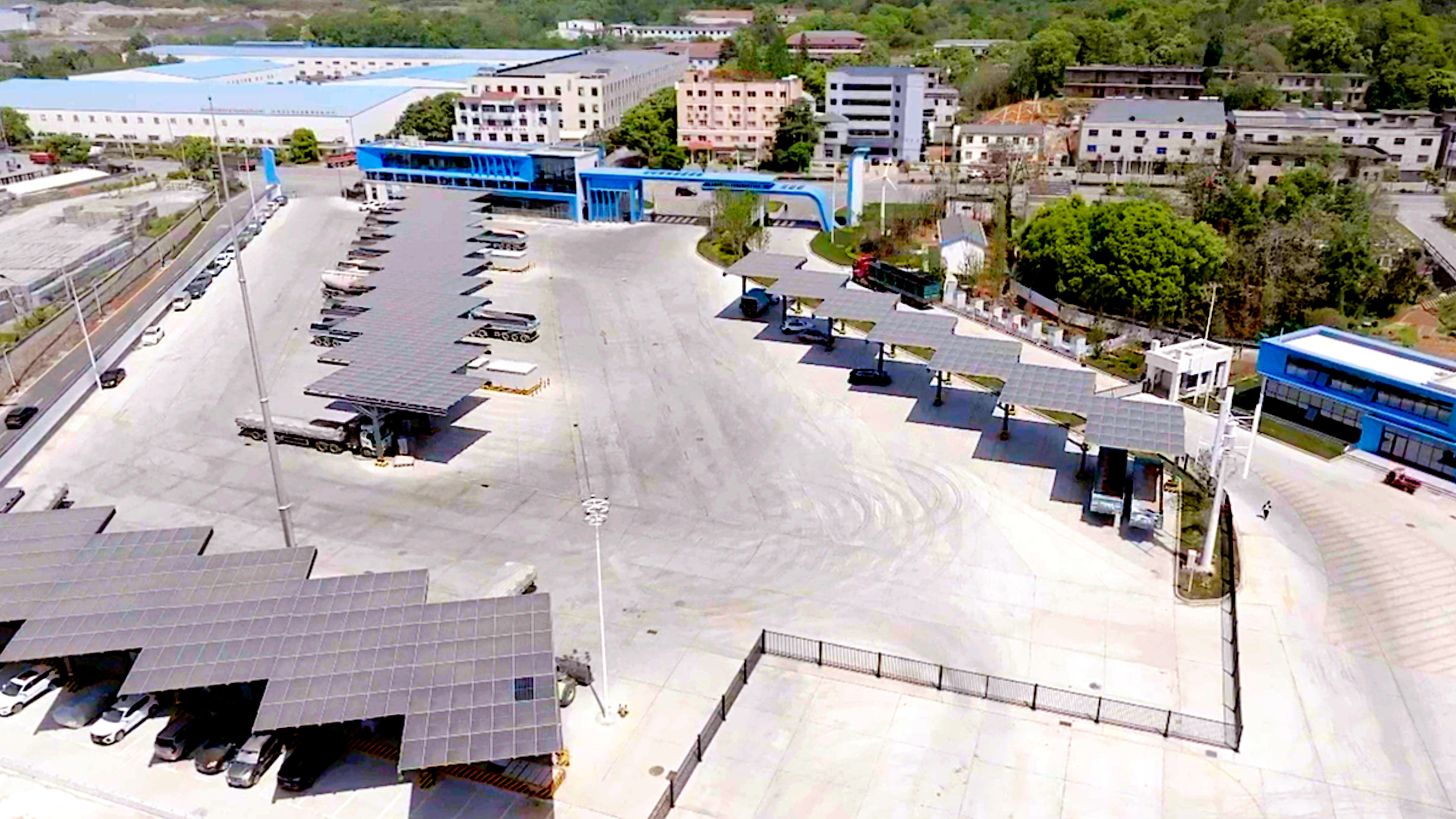 GoodWe ESA with 875kW - 1827kWh integrated C&I storage for Wind-Solar-Storage-Charging project.jpg